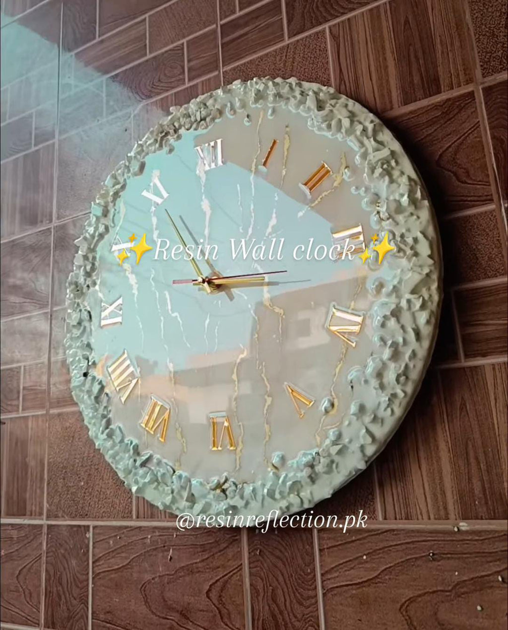 Resin Elegant White Gold Tone Wall Clock/Home Decor