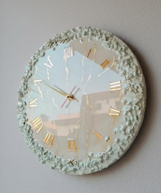 Resin Elegant White Gold Tone Wall Clock/Home Decor